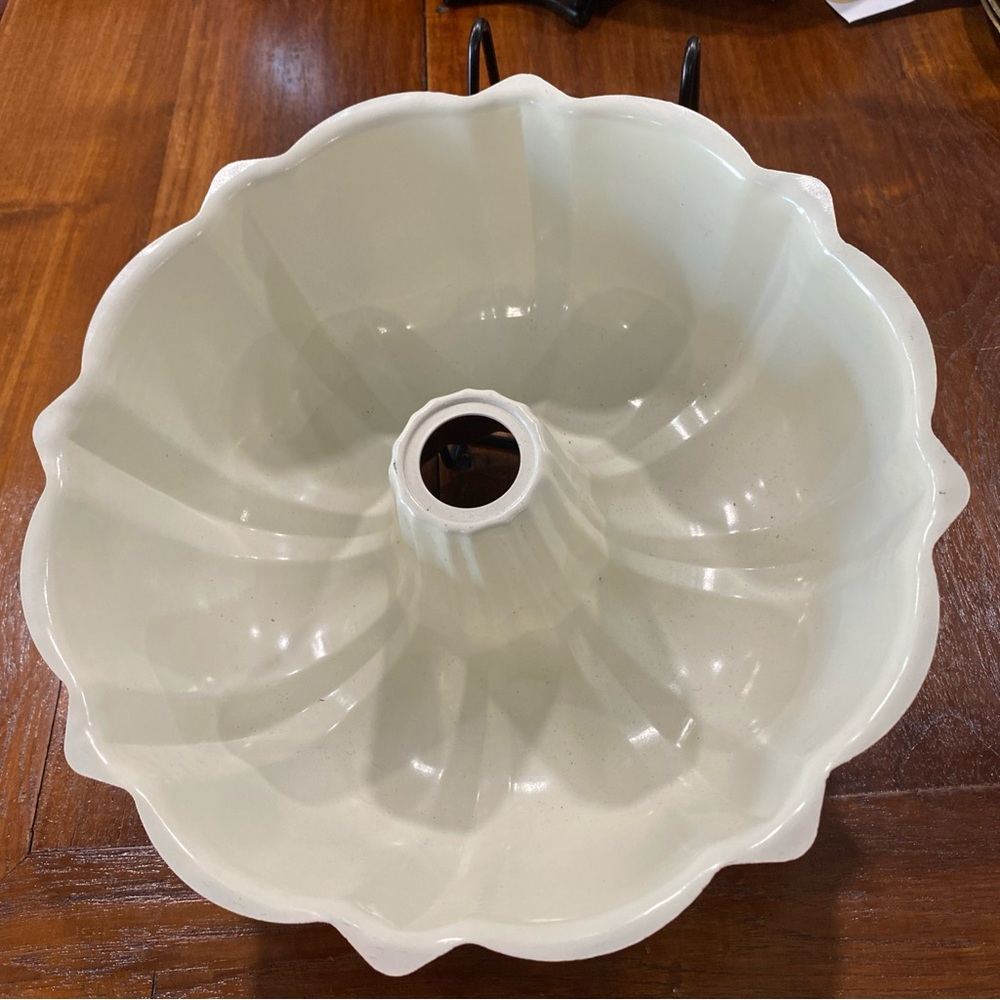Vintage Cream Bundt Pan